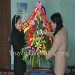 Lãnh đạo huyện Đô Lương tặng quà cho ban hành giáo xứ Lưu Mỹ nhân dịp Noel 2015